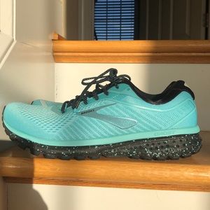 Brooks ghost running shoes size 9